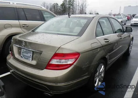 2009 Mercedes-Benz C300 z USA, uszkodzony, nr VIN WDDGF54X69F238761